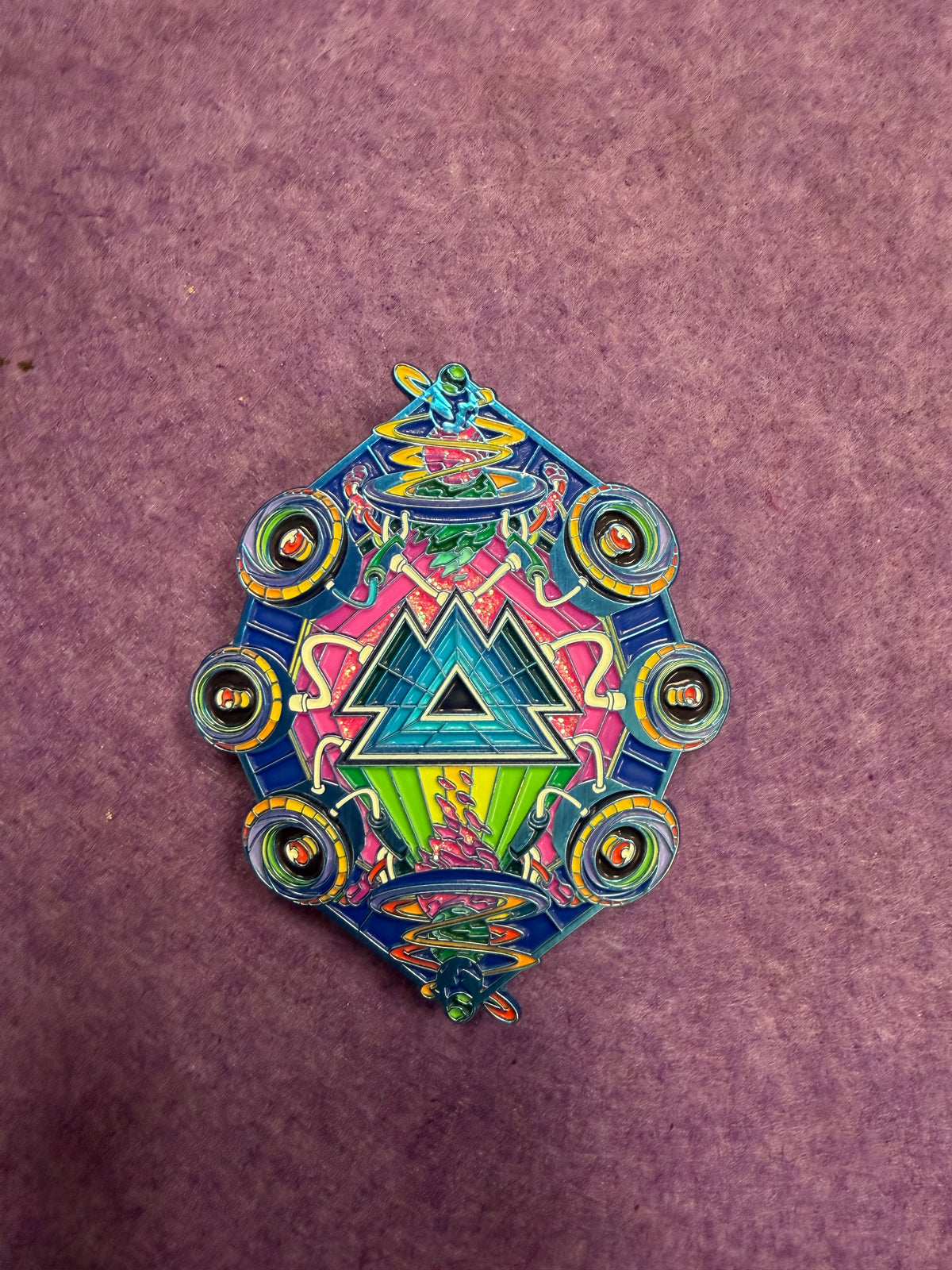 LE WAKAAN Around The World Pin