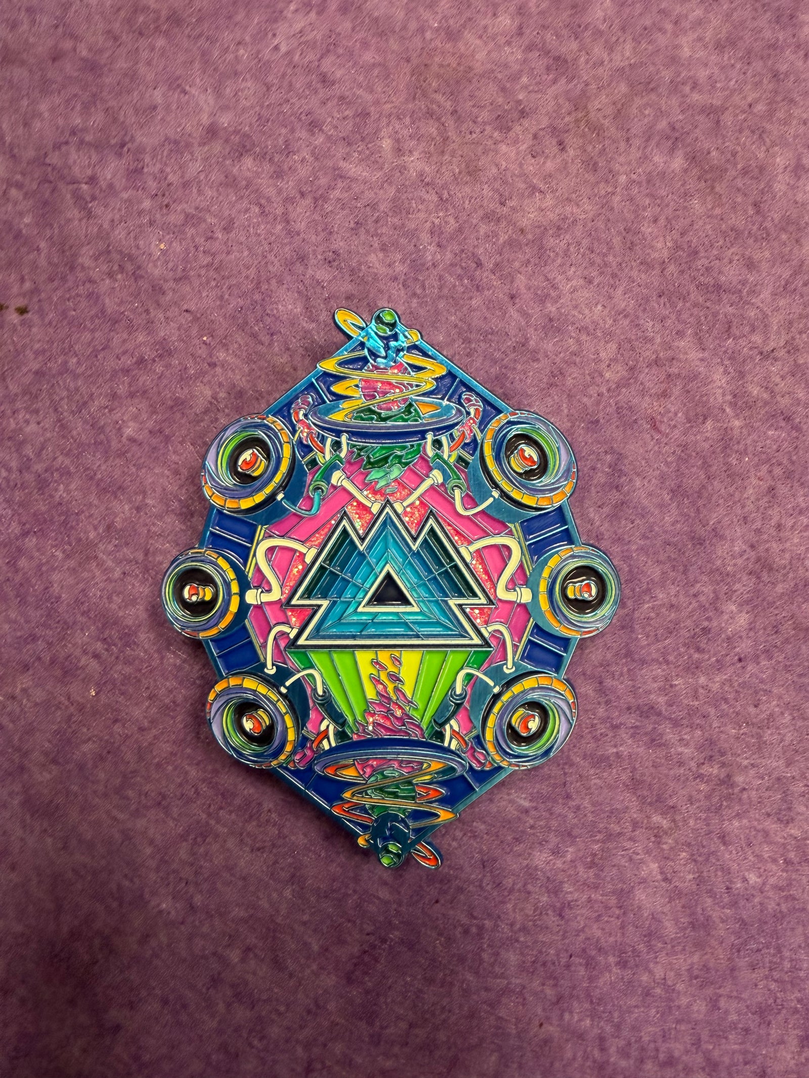 LE WAKAAN Around The World Pin